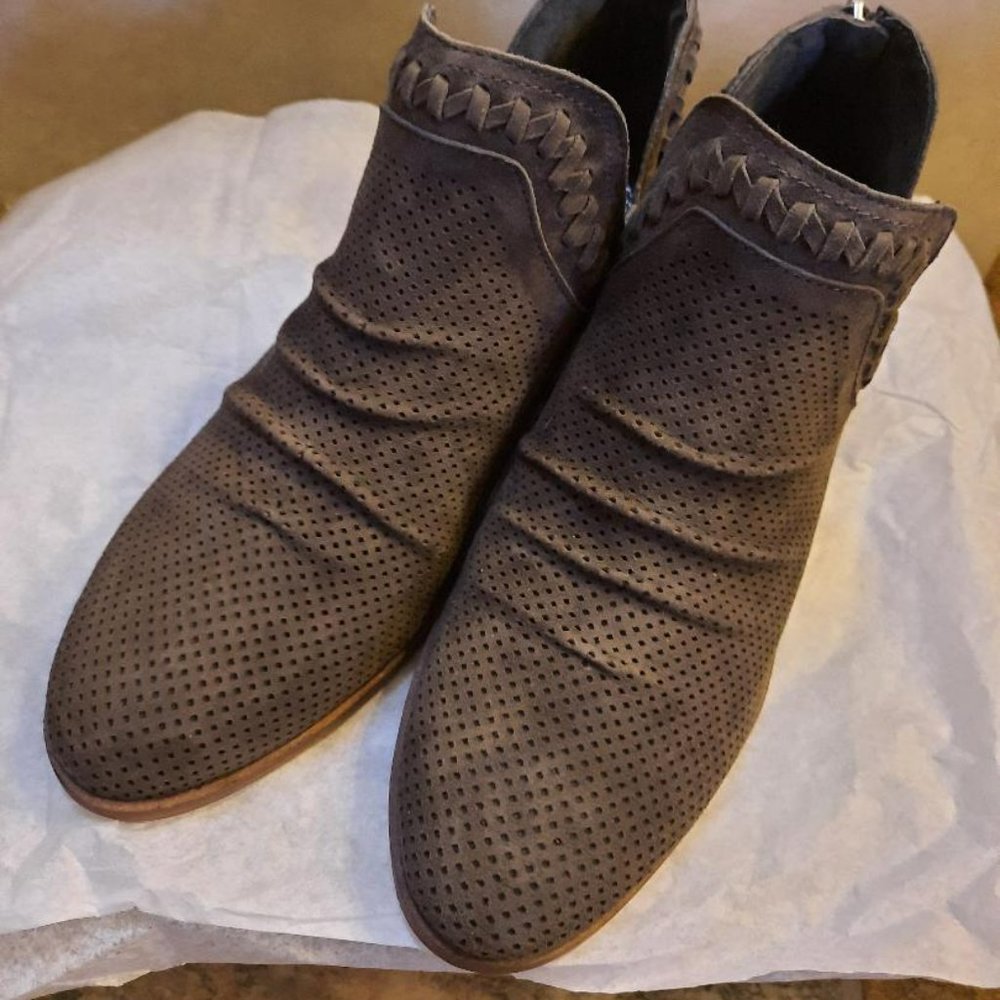 VINCE CAMUTO PALMINA LUX KID SUEDE BOOTIES   7M - Picture 4 of 4